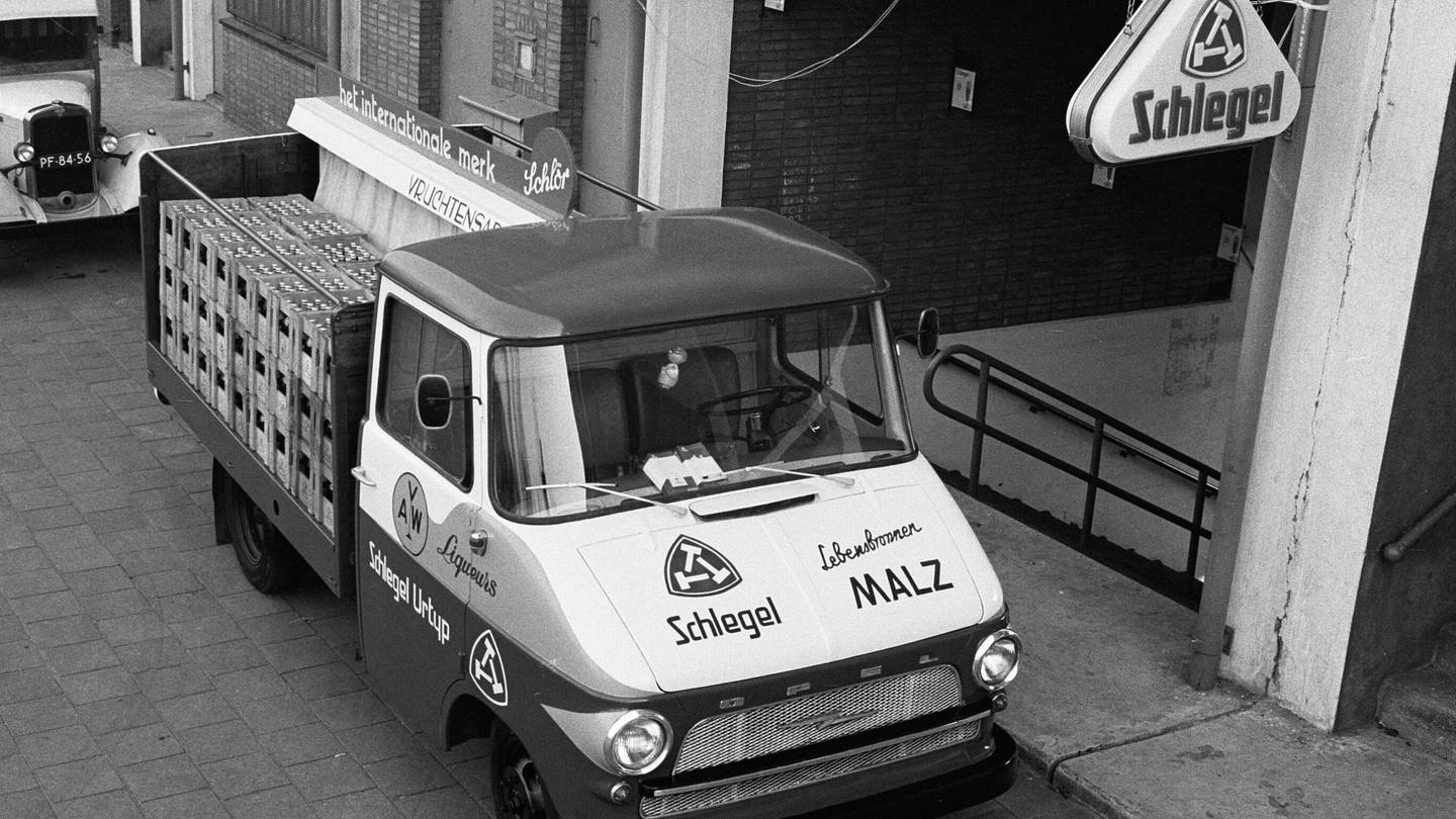 Lastwagen beladen mit Bier in Holzkisten in den 1960er-Jahren mit Firmen-Aufschrift 