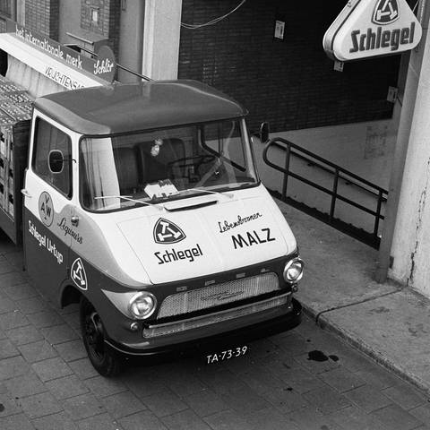 Lastwagen beladen mit Bier in Holzkisten in den 1960er-Jahren mit Firmen-Aufschrift "Schlegel": Der Name "Schlegel" gehört zu den Familiennamen, die in Deutschland am häufigsten vorkommen. Er geht auf ein Werkzeug zurück. (Foto: IMAGO, IMAGO / piemags)
