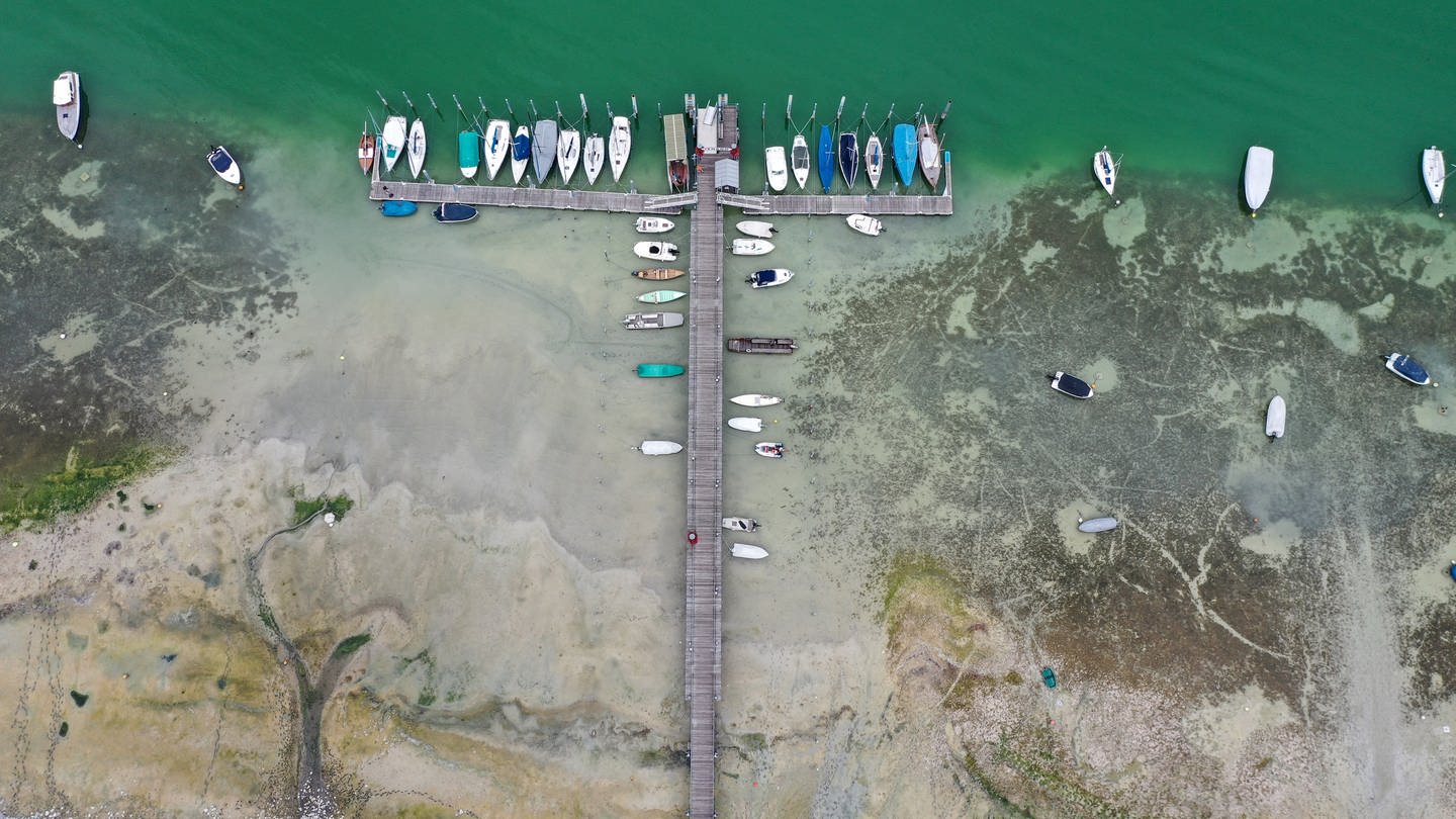 Trockenheit am Bodensee: Mehrere Boote liegen im Hafen von Iznang. Der Großteil der Boote am Steg wurde schon herausgenommen. Durch das Niedrigwasser des Bodensees kann auch das Kursschiff nicht mehr am Steg von Iznang anlegen.