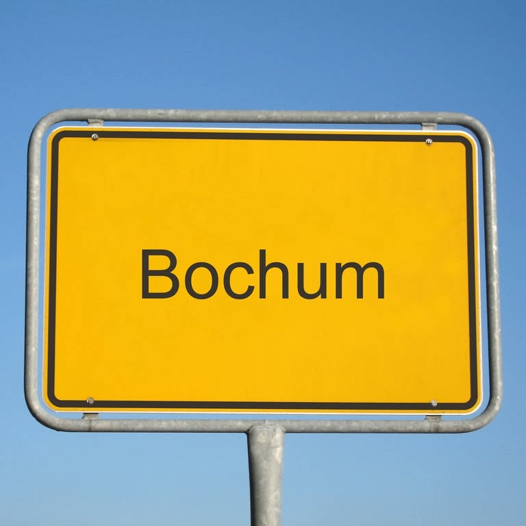 Ortsschild mit der Aufschrift "Bochum": In Norddeutschland wird „heim“ zu „um“. Ein schönes Beispiel ist Bochum (Foto: IMAGO, IMAGO / Panthermedia)
