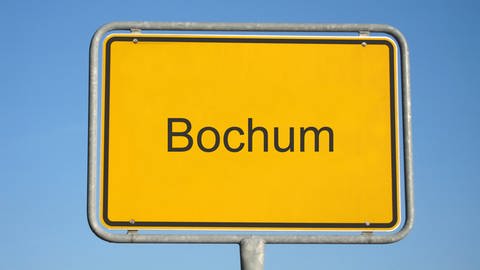 Ortsschild mit der Aufschrift "Bochum": In Norddeutschland wird „heim“ zu „um“. Ein schönes Beispiel ist Bochum (Foto: IMAGO, IMAGO / Panthermedia)