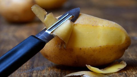 Kartoffeln schälen oder nicht? Frische Kartoffeln mit dünner Schale kann man auf jeden Fall ohne Probleme essen. (Foto: IMAGO, IMAGO / imagebroker)