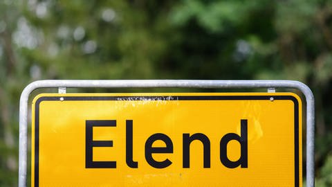 Ortseingangsschild von Elend (Sachsen-Anhalt): "Elend". Darin steckt das althochdeutsche Wort "alia landa"; das heißt "außer Landes". Gemeinst sind einsam gelegene Orte, die man deshalb Elend genannt hat. (Foto: IMAGO, IMAGO / Thomas Eisenhuth)