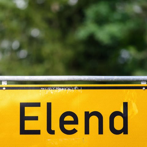 Ortseingangsschild von Elend (Sachsen-Anhalt): "Elend". Darin steckt das althochdeutsche Wort "alia landa"; das heißt "außer Landes". Gemeinst sind einsam gelegene Orte, die man deshalb Elend genannt hat. (Foto: IMAGO, IMAGO / Thomas Eisenhuth)