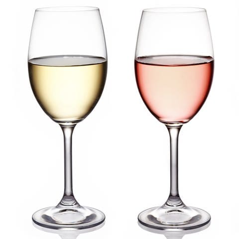 Verschiedene Weine im Glas: Roséwein und Weißherbst entstehen dadurch, dass man rote Trauben relativ schnell abpresst. Der rote Farbstoff ist bei den meisten Traubensorten in den Beerenhäuten.  (Foto: Colourbox)