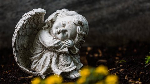 Ein Engel auf einem Friedhof. Die meisten Menschen sterben in den Wintermonaten. (Foto: IMAGO, imago/Verena Scholze)