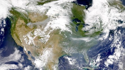 Das Satellitenbild zeigt die Rauchbewegung von Bränden in Idaho und Montana durch den Jetstream zur Ostküste der Vereinigten Staaten (Foto: IMAGO, IMAGO / agefotostock)