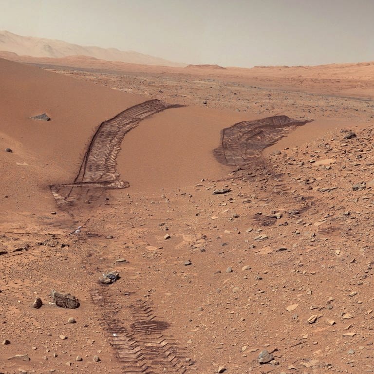 Spuren von "Opportunity", dem am längsten laufenden Rover der Nasa auf dem Mars, sind auf dem roten Planeten zu sehen. 2019, gut 15 Jahre nach seiner Landung auf dem Mars, wurde die Mission von "Opportunity" von der US-Raumfahrtbehörde NASA offiziell für beendet erklärt, weil es seit Monaten kein Lebenszeichen mehr von dem Roboter gab. (Foto: dpa Bildfunk, picture alliance/dpa | Nasa/Jpl-Caltech/Msss)