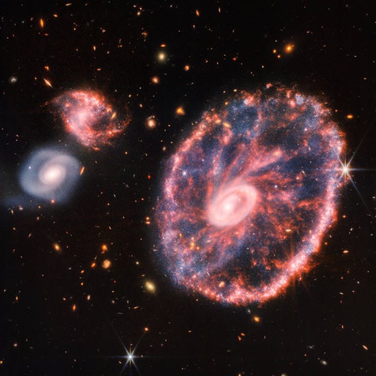 Das James-Webb-Weltraumteleskop der NASA hat 2022 einen Blick in das Chaos der Cartwheel-Galaxie geworfen und dabei neue Details über die Sternentstehung und das zentrale Schwarze Loch der Galaxie enthüllt. Wie das Universum einst enden wird, ist für die Astrophysik noch ein Rätsel. (Foto: IMAGO, IMAGO / ZUMA Wire)