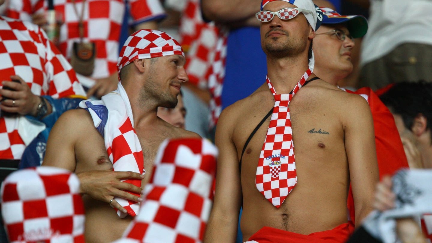 Kroatischer Fußballfan hat seinen Oberkörper nur durch eine Krawatte in den Landesfarben bedeckt: Die 