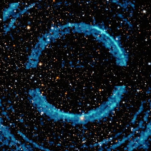 Das Bild zeigt eine spektakuläre Reihe von Ringen um ein schwarzes Loch, aufgenommen mit dem Chandra-Röntgenobservatorium und dem Neil-Gehrels-Swift-Observatorium (Foto: IMAGO, IMAGO / ZUMA Wire)