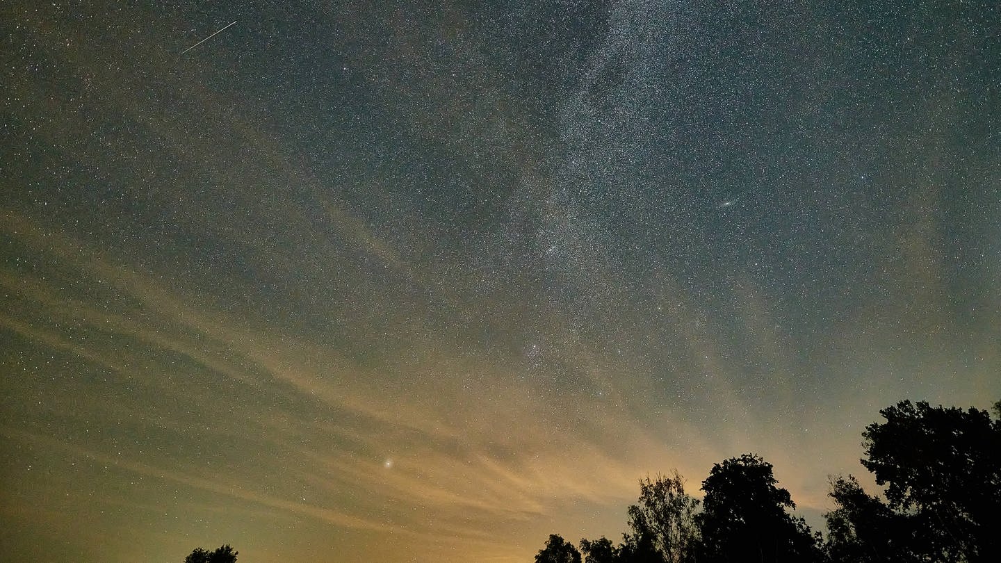 Perseiden: Meteoritenschauer am nächtlichen Sternenhimmel (Foto: IMAGO, IMAGO / Ingo Wächter)