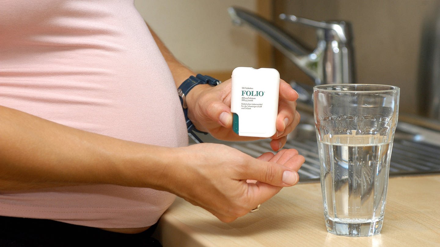 Für Frauen gilt die Empfehlung, in der Schwangerschaft Folsäure zu sich zu nehmen. Schwangere sollten 400 µg zusätzlich in Tablettenform einnehmen. Die Folsäure ist wichtig, um Neuralrohrdefekte zu vermeiden, also zum Beispiel einen offenen Rücken. (Foto: IMAGO, IMAGO / CHROMORANGE)