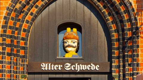 Schwedenkopf in Wismar mit dem Schriftzug "Alter Schwede" (Foto: IMAGO, IMAGO / Shotshop)