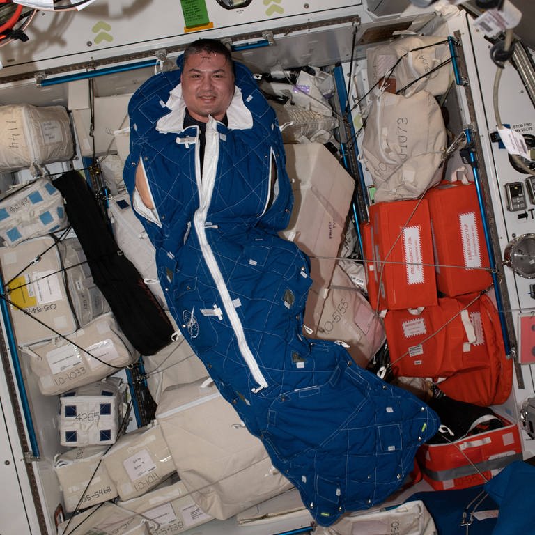 NASA-Astronaut und Flugingenieur der Expedition 67, Kjell Lindgren, posiert für ein Porträt in einem Schlafsack der Besatzung an Bord der Internationalen Raumstation (ISS) im erdnahen Orbit im September 2022 (Foto: IMAGO, IMAGO / ZUMA Wire)