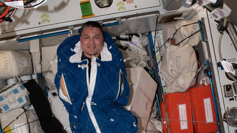 NASA-Astronaut und Flugingenieur der Expedition 67, Kjell Lindgren, posiert für ein Porträt in einem Schlafsack der Besatzung an Bord der Internationalen Raumstation (ISS) im erdnahen Orbit im September 2022 (Foto: IMAGO, IMAGO / ZUMA Wire)