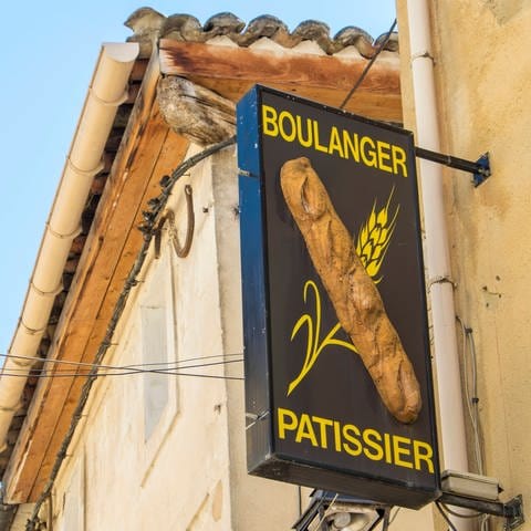 An einer französischen Bäckerei hängt ein Schild mit der Aufschrift "Boulanger": Im Französischen gibt es fast kein Wort, das man so buchstabiert, wie man es spricht (Foto: IMAGO, IMAGO / Shotshop)