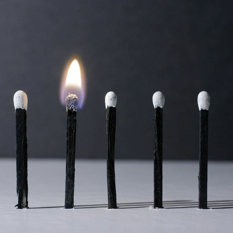 5 Streichhölzer in einer Reihe, eines brennt: Bei der Redewendung "Fünfe gerade sein lassen" geht es darum, dass man großzügig mal ein Auge zudrückt (Foto: IMAGO, IMAGO / Shotshop)