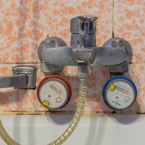 Schwarzer Schimmel an den Fugen einer Badewanne in einem Badezimmer: Silikonfugen können von Mikroorganismen besiedelt werden, von Schimmelpilzen, aber auch von Hefen.  (Foto: IMAGO, IMAGO / imagebroker)