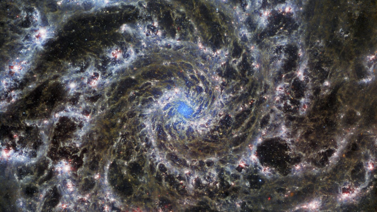 Dieses Bild, das am 29. August 2022 vom James-Webb-Weltraumteleskop der NASA/ESA/CSA veröffentlicht wurde, zeigt das Herz von M74, auch bekannt als Phantomgalaxie. Die Phantomgalaxie ist etwa 32 Millionen Lichtjahre von der Erde entfernt im Sternbild Fische und liegt der Erde fast direkt gegenüber. (Foto: IMAGO, IMAGO / UPI Photo)