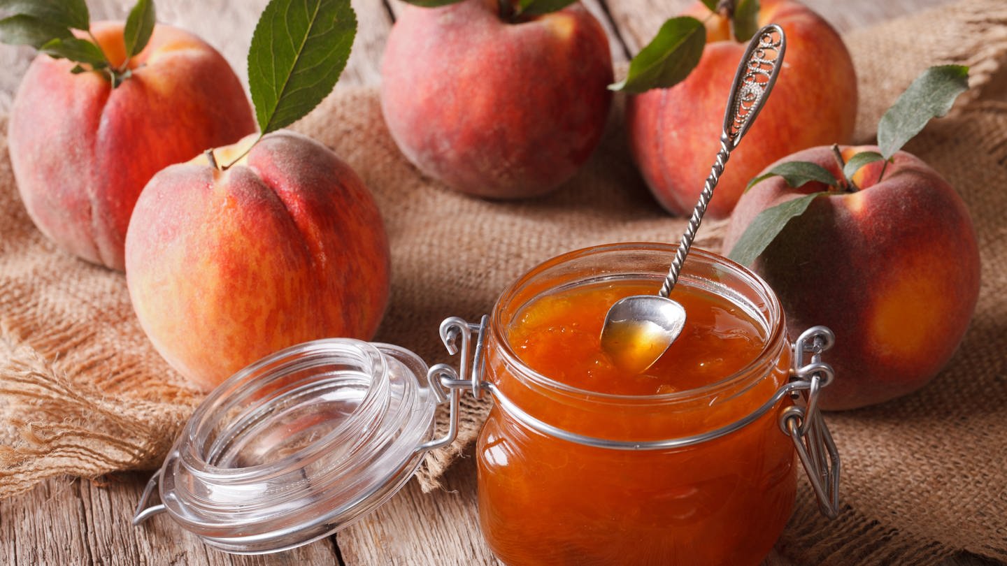 Ein Silberlöffel in der Marmelade kann das Zerspringen des Glases beim Einfüllen der heißen Früchte verhindern. (Foto: Colourbox)