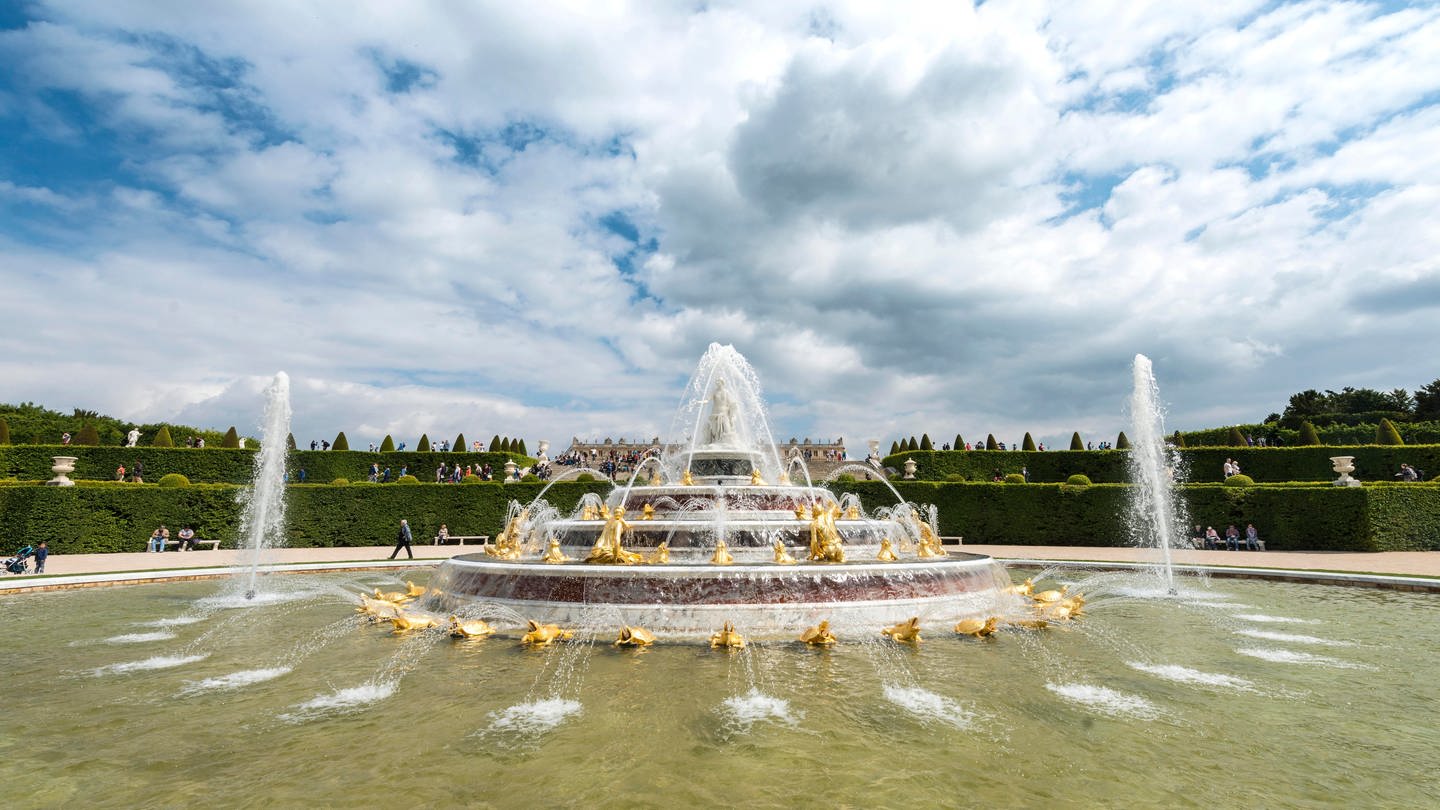 Latonabrunnen im Schlossgarten von Versailles bei Paris (Foto: picture-alliance / Reportdienste, picture alliance / imageBROKER | Mara Brandl)