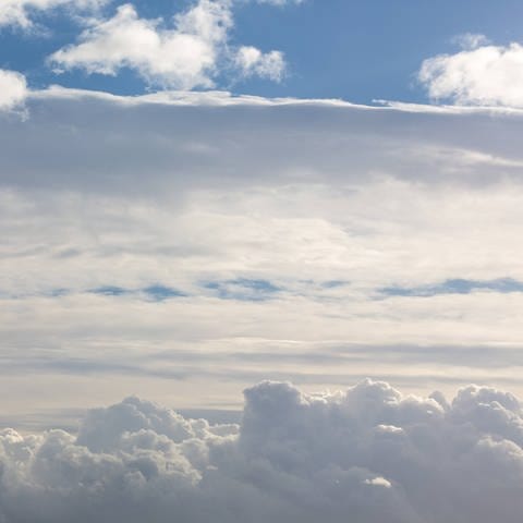 Unwetter mit wechselnden Wolkenbildern, Wind und Wolkenschichten: Die Windrichtung ändert sich mit der Höhe. Grob kann man dabei drei "Stockwerke" unterscheiden. Das "Dachgeschoss" befindet sich 9 bis 12 Kilometer über der Erde. Dort sind vor allem Cirruswolken unterwegs. (Foto: IMAGO, IMAGO / Hanke)