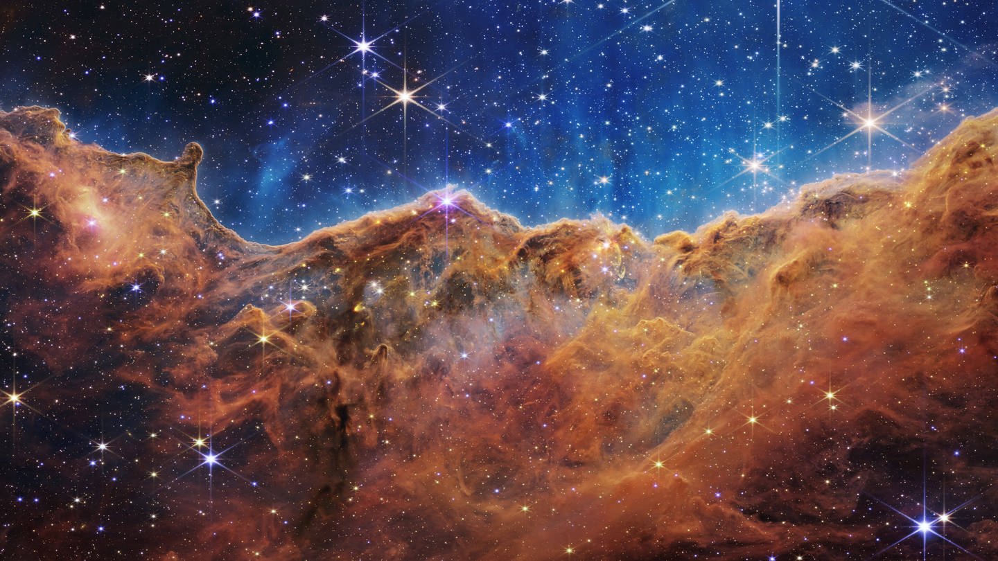 Was an einem Mondabend wie schroffe Berge aussieht, ist in Wirklichkeit der Rand einer nahegelegenen, jungen Sternentstehungsregion NGC 3324 im Carina-Nebel. Dieses Bild wurde von der Nahinfrarotkamera (NIRCam) des James-Webb-Weltraumteleskops der NASA im Infrarotlicht aufgenommen und enthüllt bisher verborgene Bereiche der Sternentstehung. (Foto: IMAGO, IMAGO / ABACAPRESS)