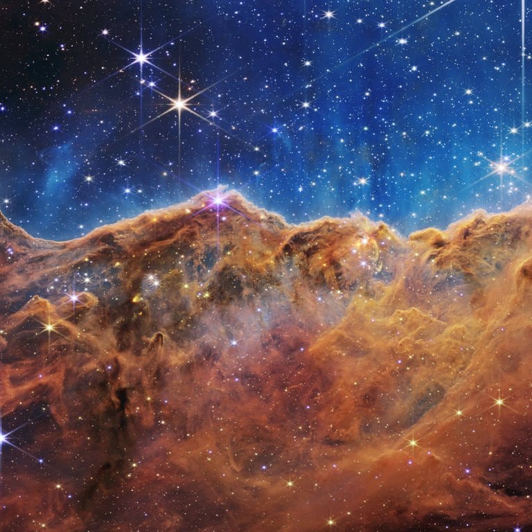 Was an einem Mondabend wie schroffe Berge aussieht, ist in Wirklichkeit der Rand einer nahegelegenen, jungen Sternentstehungsregion NGC 3324 im Carina-Nebel. Dieses Bild wurde von der Nahinfrarotkamera (NIRCam) des James-Webb-Weltraumteleskops der NASA im Infrarotlicht aufgenommen und enthüllt bisher verborgene Bereiche der Sternentstehung.  (Foto: IMAGO, IMAGO / ABACAPRESS)