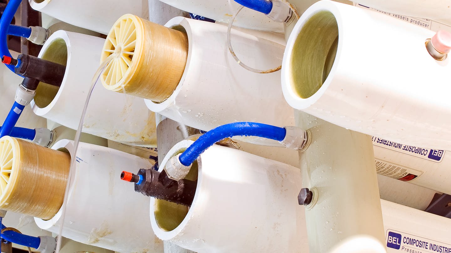 Wasserentsalzungsanlage mit Umkehrosmose (Foto: IMAGO, IMAGO / Pond5 Images)