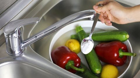 Auf Social Media kursieren jede Menge Videos, in denen Menschen ihre Kühlschränke frisch bestücken. Obst und Gemüse wird zuvor in Wasser gewaschen, das mit Natron verstetzt ist. Das hilft aber nur bedingt gegen Schadstoffe. (Foto: IMAGO, IMAGO / Panthermedia)