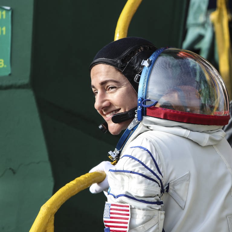 Die NASA-Astronautin Jessica Meir schaut zurück und lächelt kurz vor dem Start in Baikonur zur Internationalen Raumstation am 25. September 2019 (Foto: IMAGO, imago images/ITAR-TASS)