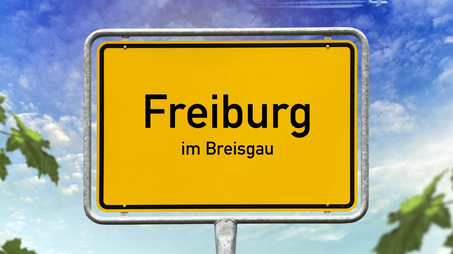 Ortschild Freiburg im Breisgau (Foto: IMAGO, imago images / Christian Ohde)