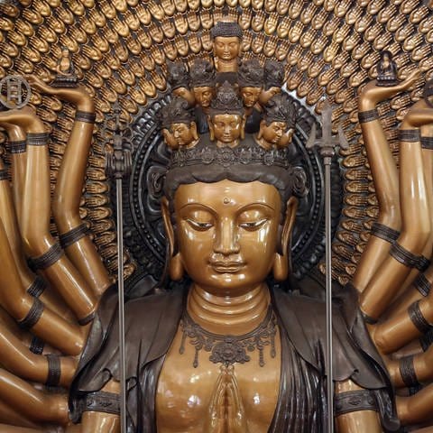 Avalokiteshvara im Kloster Lian Shan Shuang Lin in Singapur (Foto: picture-alliance / Reportdienste, picture alliance / Godong | Pascal Deloche / Godong)