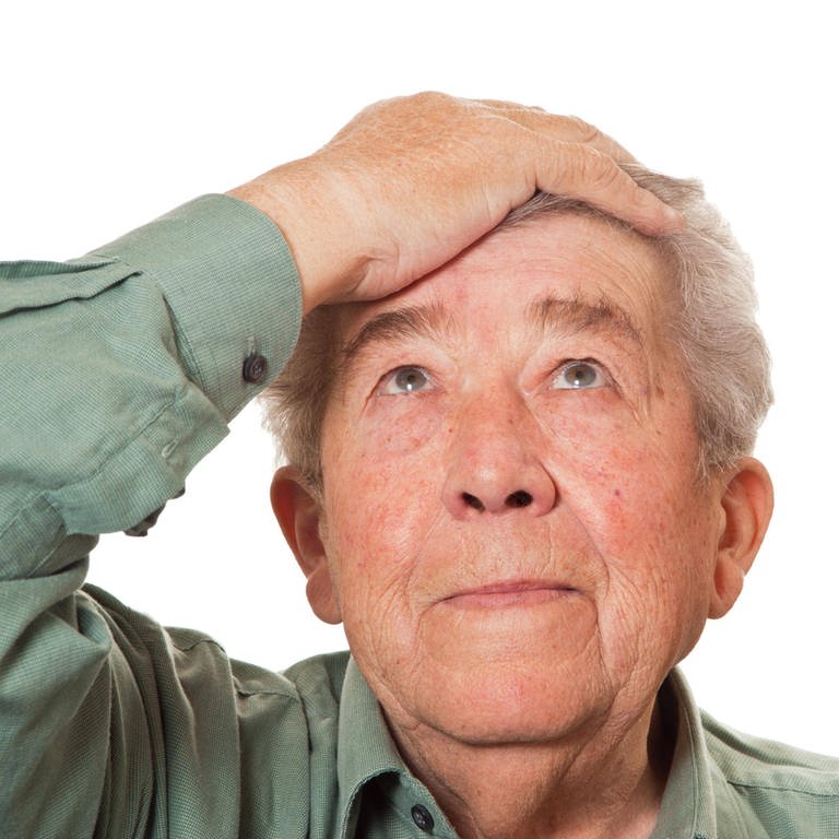 Ein Mann fasst sich an den Kopf: Eine gewisse Vergesslichkeit ist für uns alle normal. Typisch für Alzheimer ist zu Beginn ein starkes Nachlassen des Kurzzeitgedächtnisses (Foto: IMAGO, IMAGO / Panthermedia)