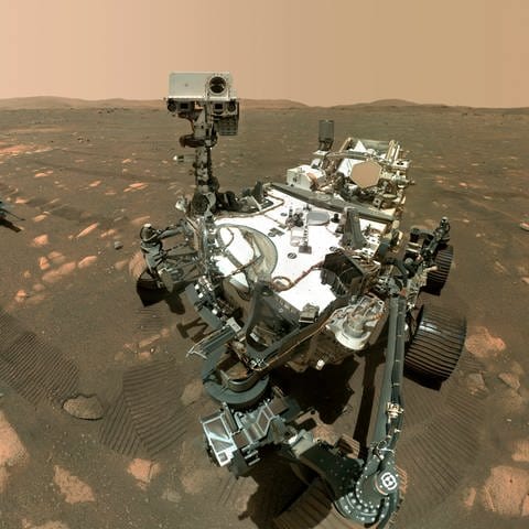 Mars-Rover Perseverance im Vordergrund und den Ingenuity-Hubschrauber etwa 3,9 Meter dahinter. Dieses zusammengesetzte Bild wurde von der WASTON-Kamera am Roboterarm des Rovers aufgenommen. (NASA-Bild vom 6. April 2021)