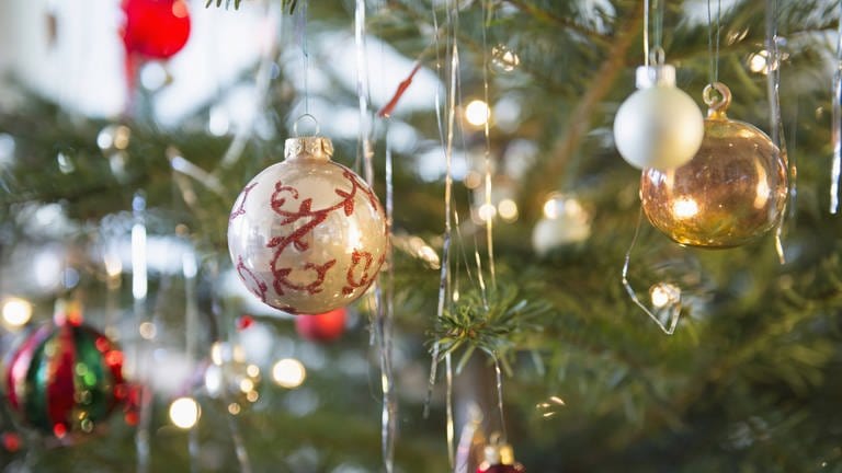 Früher war mehr Lametta: Christbaumkugeln und Lametta am Weihnachtsbaum