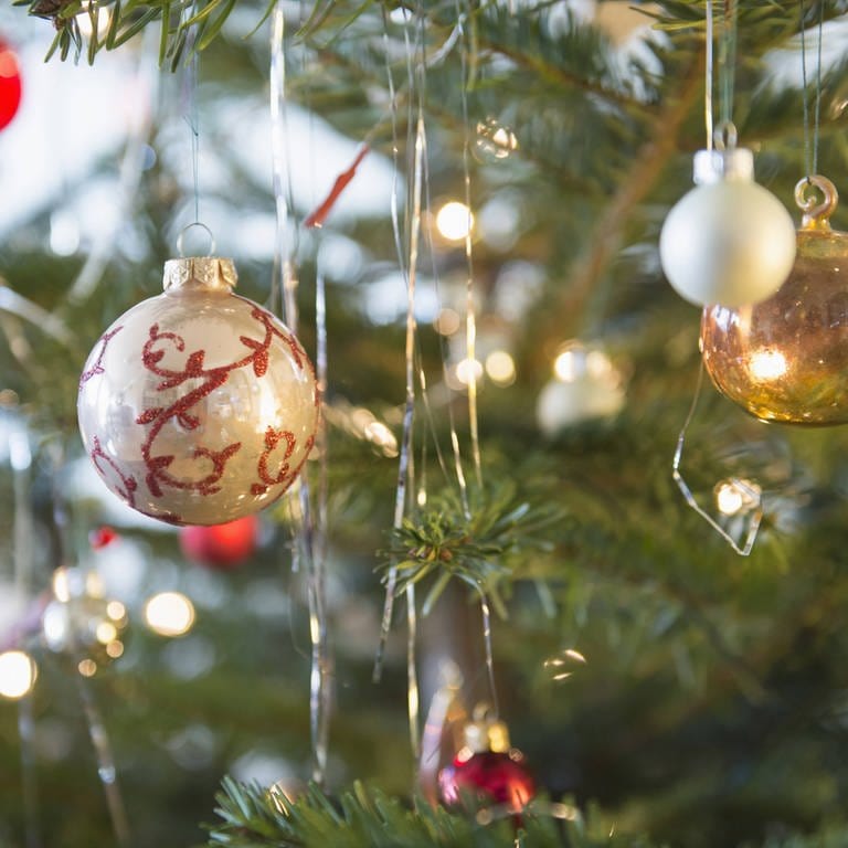Früher war mehr Lametta: Christbaumkugeln und Lametta am Weihnachtsbaum