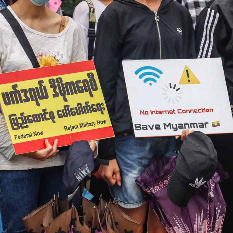 Anti-Militärputsch-Demonstranten halten während des Protestes am 4. Mai 2021 Plakate mit der Aufschrift „Keine Internetverbindung“. Eine riesige Menschenmenge ging auf die Straßen von Nankham in Myanmar, um gegen den Militärputsch zu protestieren und forderte die Freilassung von Aung San Suu Kyi.