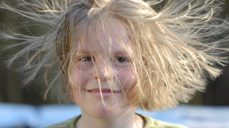Kind mit statisch aufgeladenen Haaren