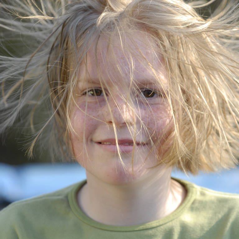 Kind mit statisch aufgeladenen Haaren (Foto: IMAGO, imago/Niehoff)