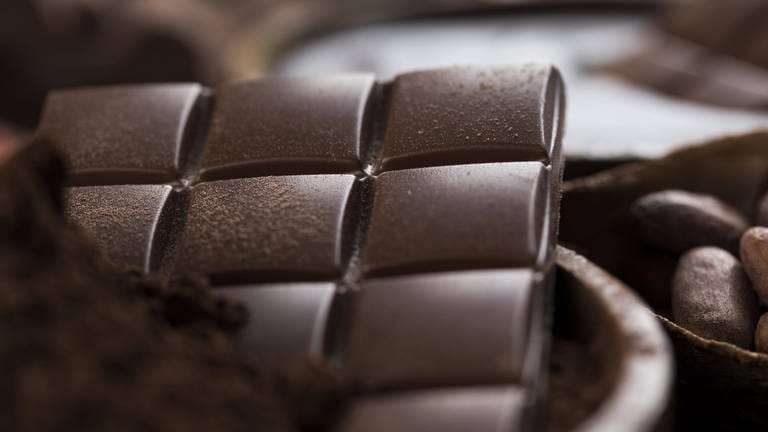 Dunkle Schokolade: In Maßen genossen kann sie den Blutdruck senken und beim Lernen helfen