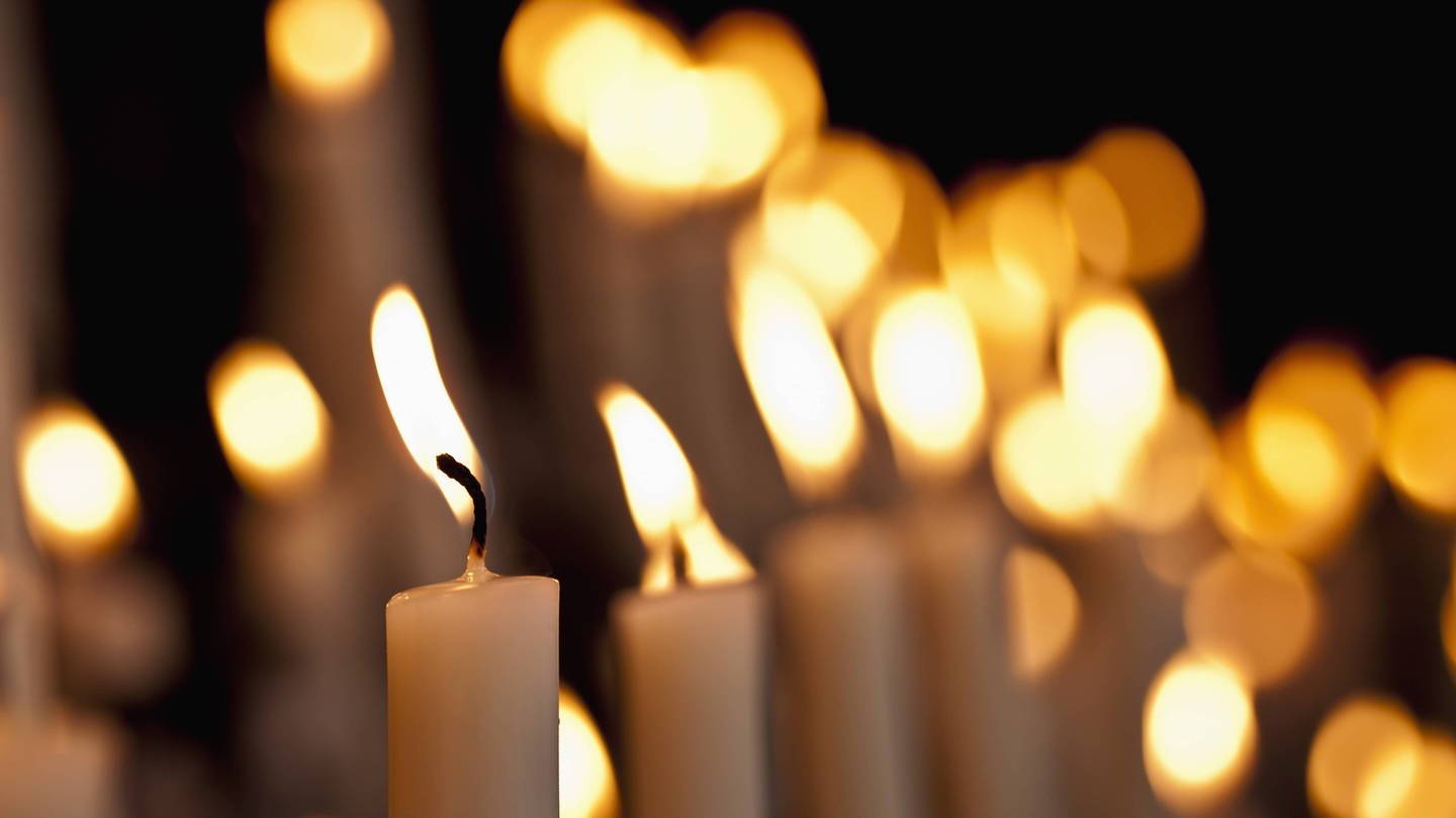 Kerzen flackern, wenn die Wachszufuhr nicht im Gleichgewicht ist (Foto: IMAGO, imago/Westend61)