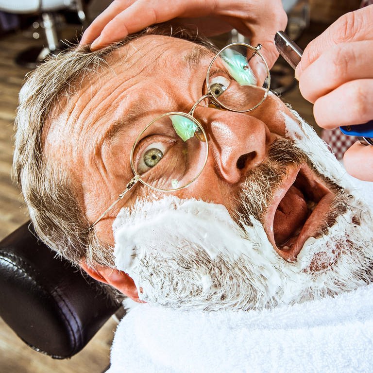 In früheren Zeiten neigten junge Barbiere dazu, alten Kunden Löffel in den Mund zu stecken, wenn deren Wangen schon sehr eingefallen waren. Die Rasur ging dann leichter. Ein unangehemes und übergriffiges Verhalten.