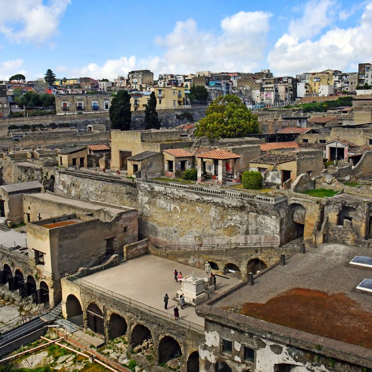 Herculaneum war eine antike Stadt in Italien am Golf von Neapel, die wie Pompeji, Stabiae und Oplontis beim Ausbruch des Vesuv in der zweiten Haelfte des Jahres 79 untergegangen ist. Mit großer Geschwindigkeit kamen die pyroklastischen Ströme bzw. Glutlawinen über Herculaneum und bedeckten die Stadt. Sehr viele Menschen kamen ums Leben. (Foto: IMAGO, IMAGO / sepp spiegl)