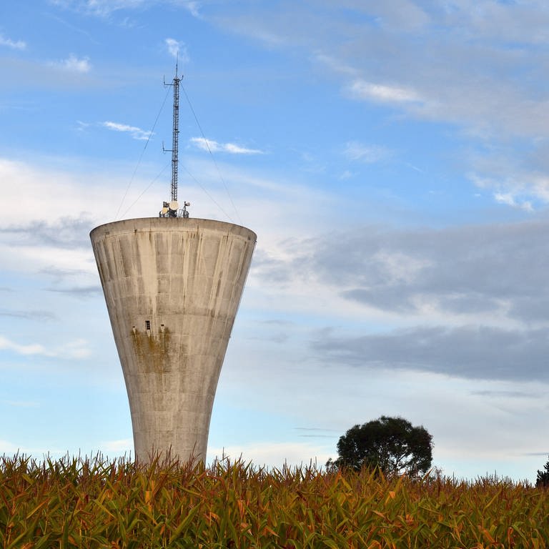 Wasserturm mit Sendemast bei  Erquy in der Bretagne: In Frankreich stehen ungefähr 16.000 Wassertürme – in Deutschland sind es vielleicht 2.000. Das hat zum Teil historische Gründe. Die meisten Wassertürme sind Bauwerke des 19. Jahrhunderts und sehen oft auch sehr schön aus. (Foto: IMAGO, IMAGO / blickwinkel)
