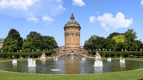 Wasserturm in Mannheim: Die meisten Wassertürme sind Bauwerke des 19. Jahrhunderts und sehen oft sehr schön aus. Sie sind während der Industrialisierung entstanden, als die Städte gewachsen sind und es dort einen großen Bedarf an sauberem Trinkwasser gab.  (Foto: IMAGO, IMAGO / U. J. Alexander)