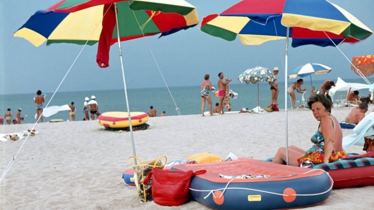 Urlaub am Strand in Italien um 1969: "Urloup" ist Althochdeutsch und heißt so viel wie „Erlaubnis“. Der König musste zustimmen, wenn ein Ritter in den Kreuzzug ziehen wollte, denn solange konnte er ja keine Abgaben leisten. (Foto: IMAGO, IMAGO / serienlicht)