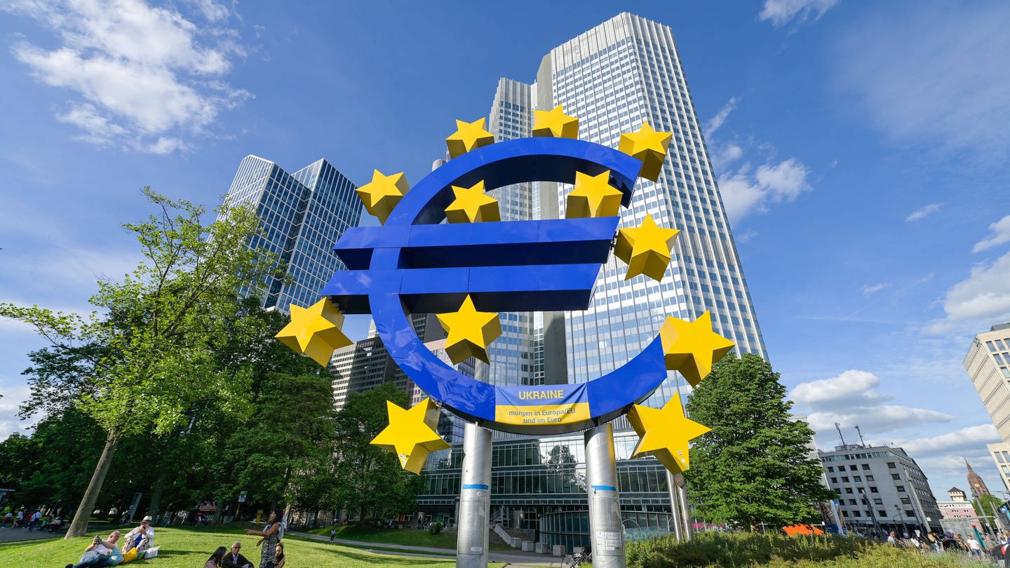 Eurotower mit der Euro-Skulptur von  Ottmar Hörl in Frankfurt am Main; hier hat die Europäische Zentralbank (EZB) ihren Sitz (Foto: IMAGO, IMAGO / Schöning)