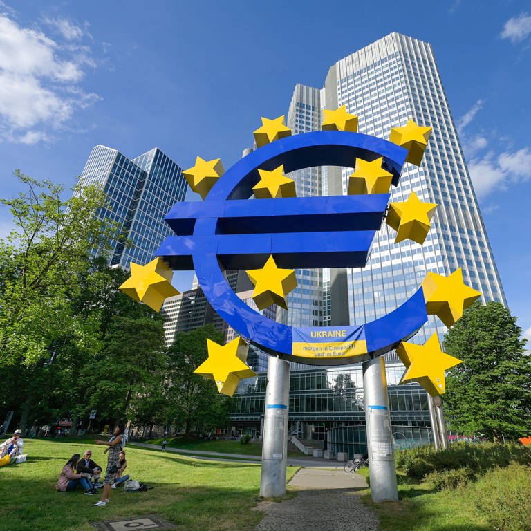 Eurotower mit der Euro-Skulptur von  Ottmar Hörl in Frankfurt am Main; hier hat die Europäische Zentralbank (EZB) ihren Sitz